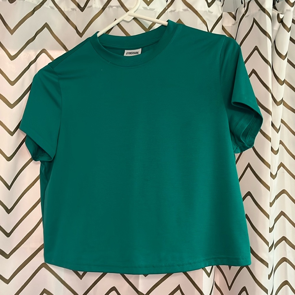 A gym shark athletic crop top